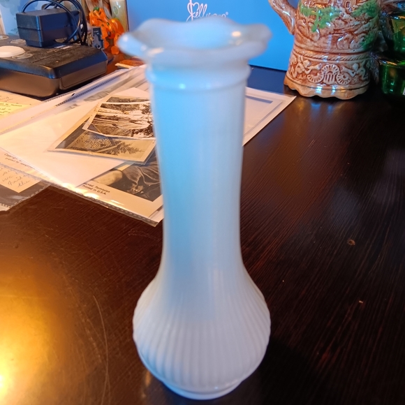 MILK GLASS BUD VASE - Picture 1 of 2